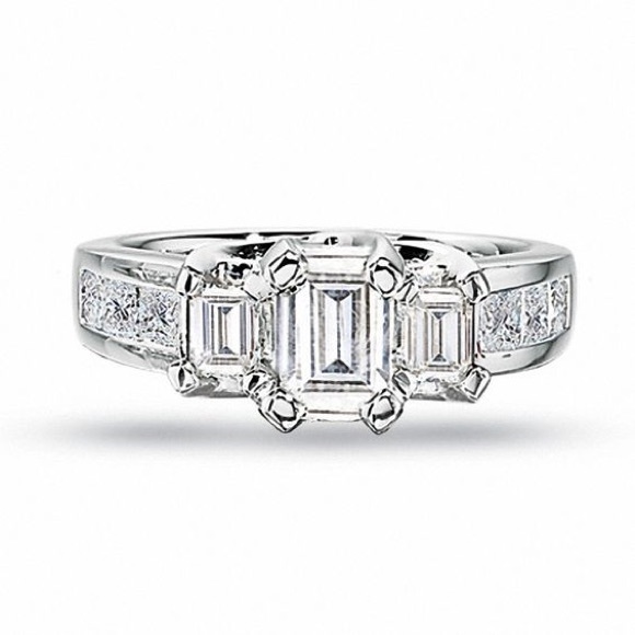 Sales 3 stone Emerald cut engagement ring - Picture 3 of 7
